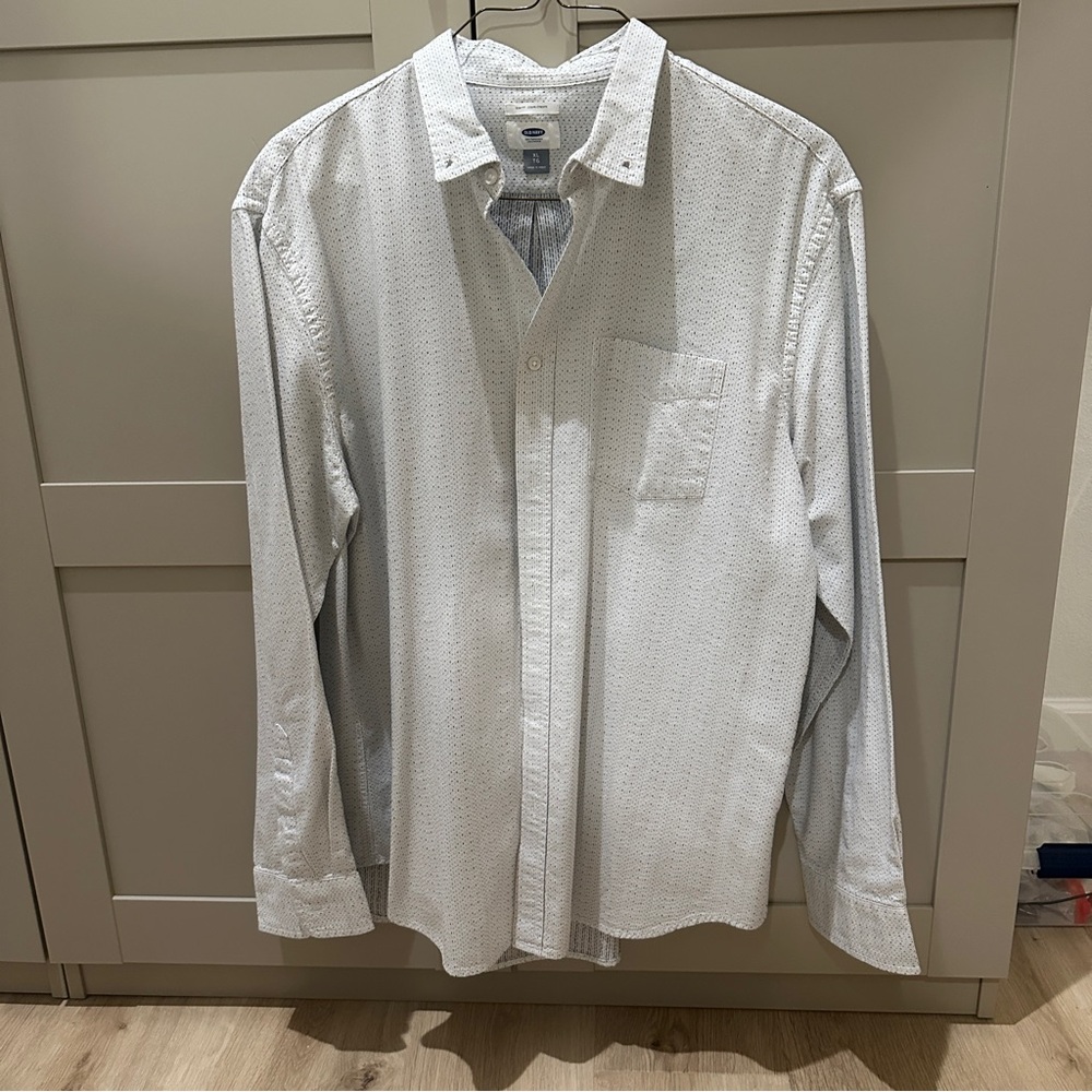 Old Navy Men's Light Gray Casual Button-Down Shirt